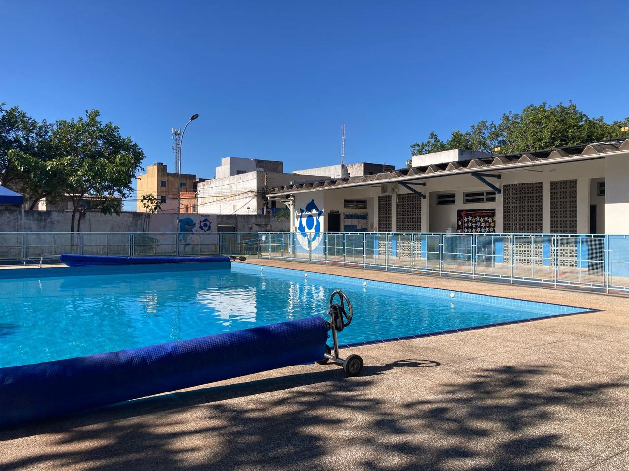 Piscina do núcleo do Projeto Golfinho com o mural ao fundo.